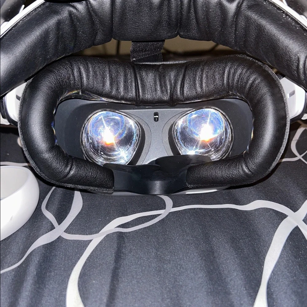 Advanced White VR Headset for Immersive Experiences